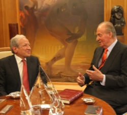 Don Juan Carlos conversa con el presidente del Tribunal Constitucional, Pascual Sala